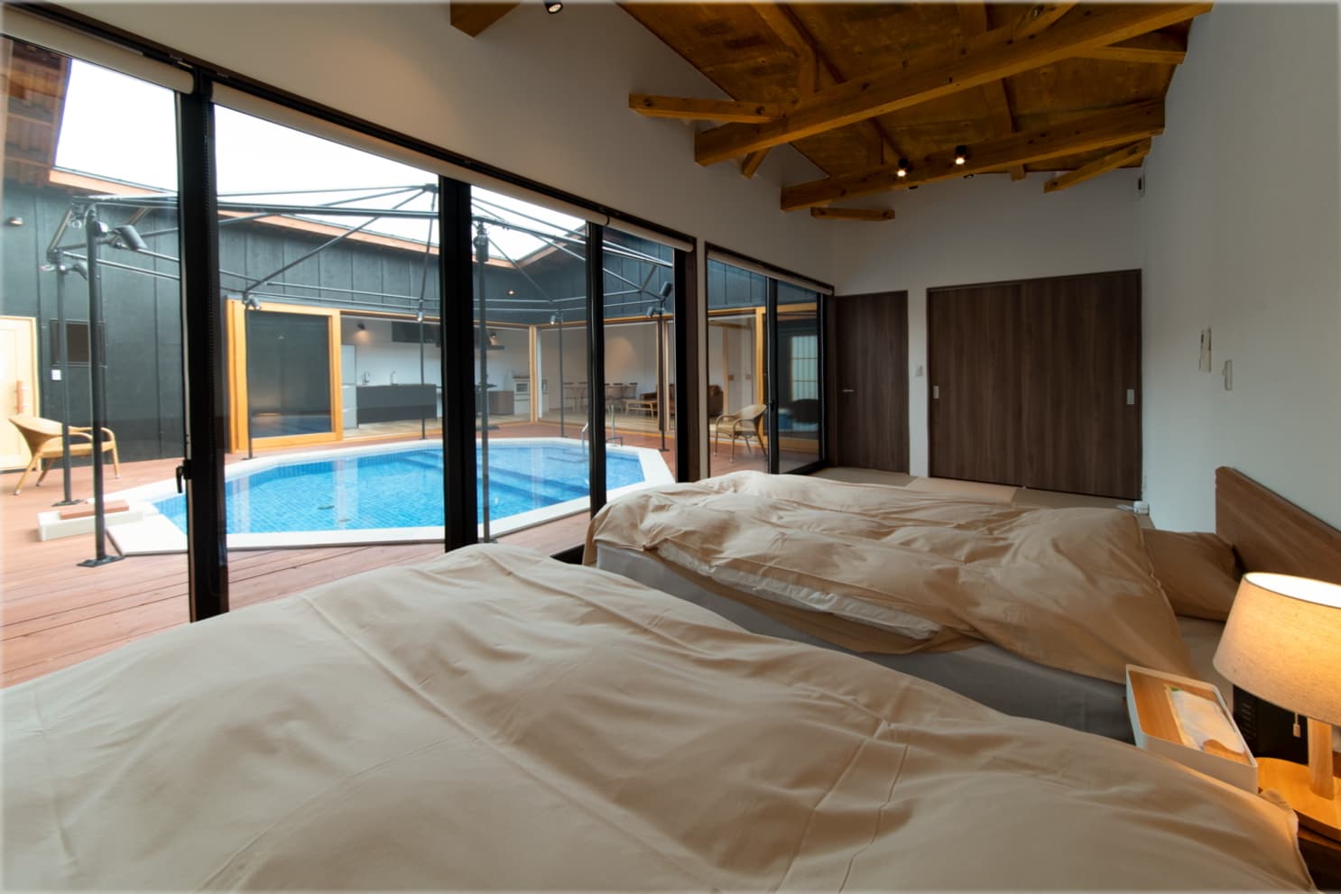 ライトアップされたテラスとダイニング