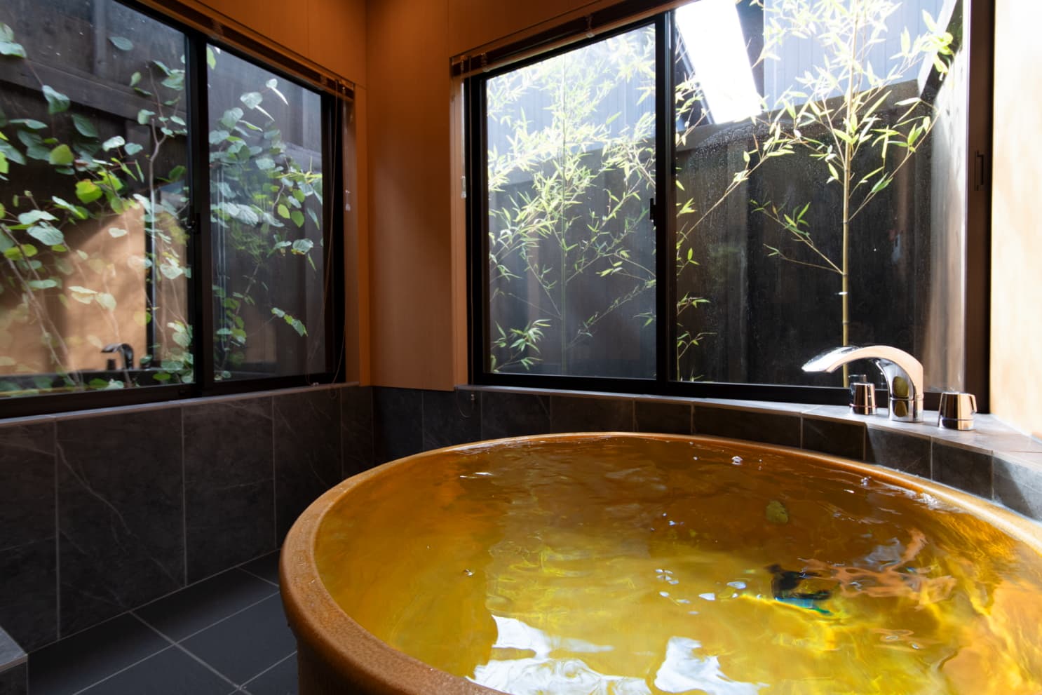 客室に備えた天然温泉