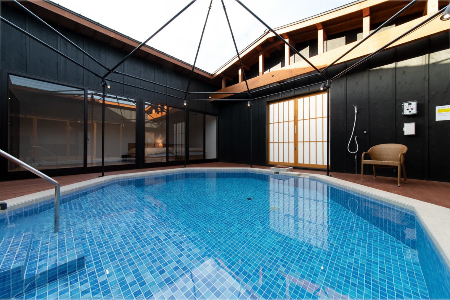 屋根付き温水プールの様子